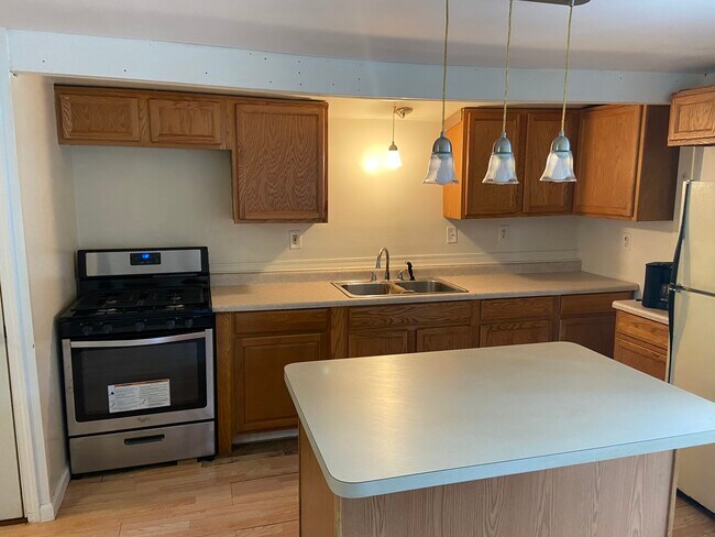 Kitchen - 840 E Maple St