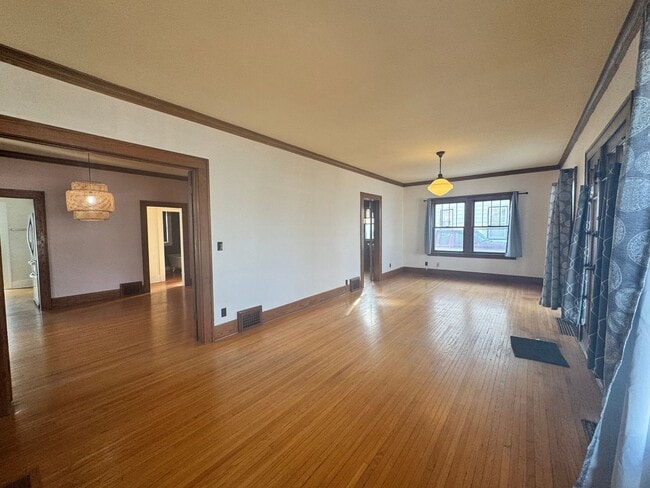 Building Photo - **AVAILABLE NOW** Centrally located 3-bedroom 2-bath