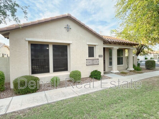 Building Photo - 4643 E Maplewood St