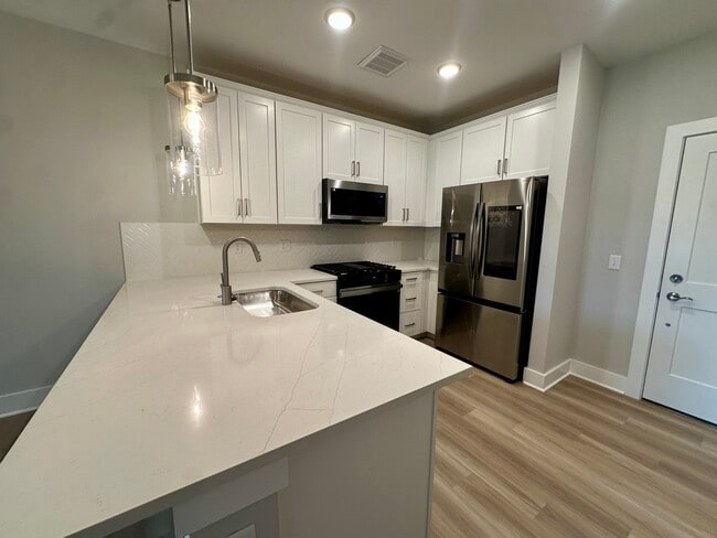 Beautiful and functional - 76 Old Mill Bottom Rd N