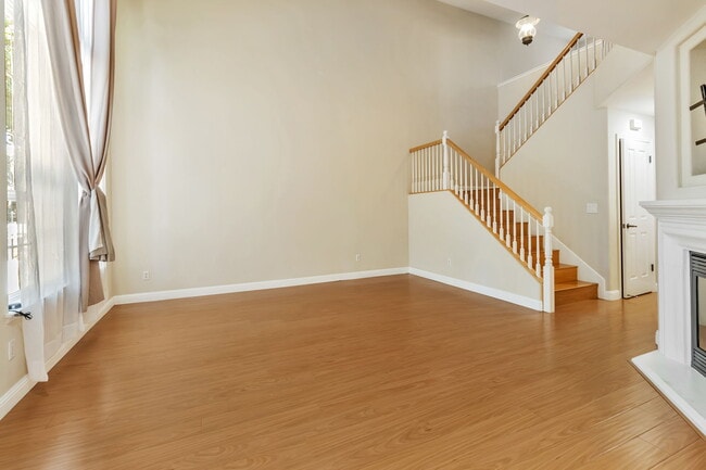 Building Photo - 3162 Silverland Dr