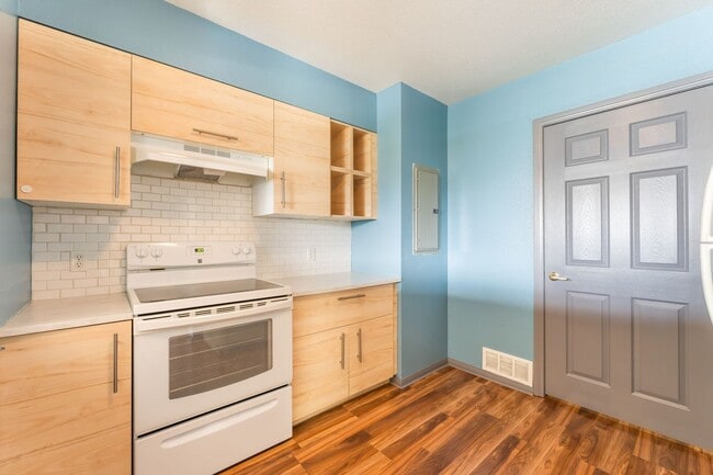 Building Photo - Beautifully Remodeled 2 bedroom Condo!