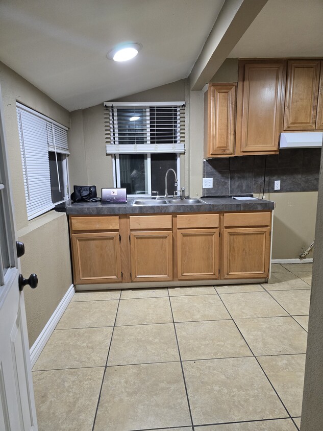 Dinning area / Kitchen - 776 N Orange St