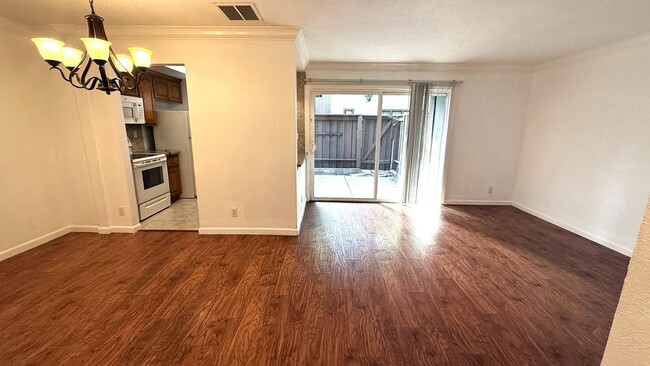 Building Photo - Charming 1 bed 1 bath condo on bottom floor