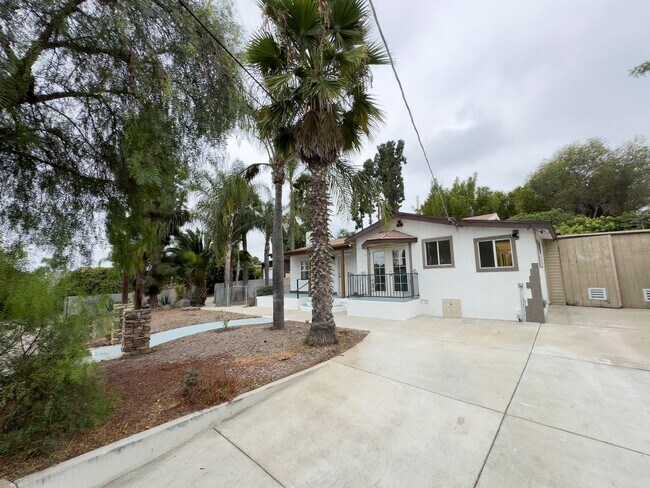 Building Photo - 1341 W Vista Way