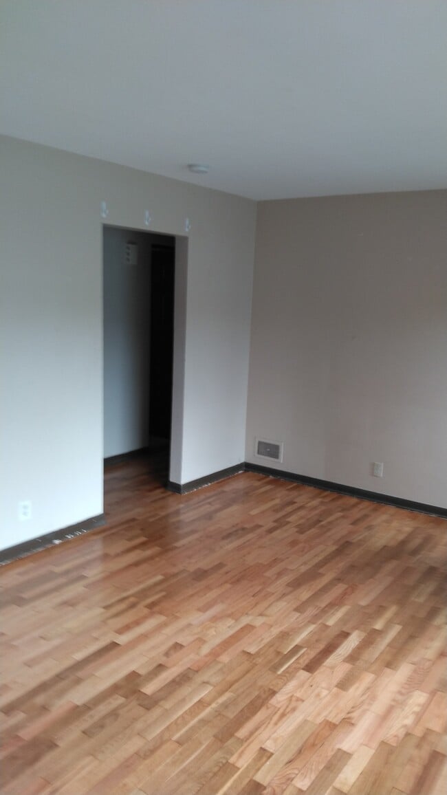 Living room - 1537 Linden St