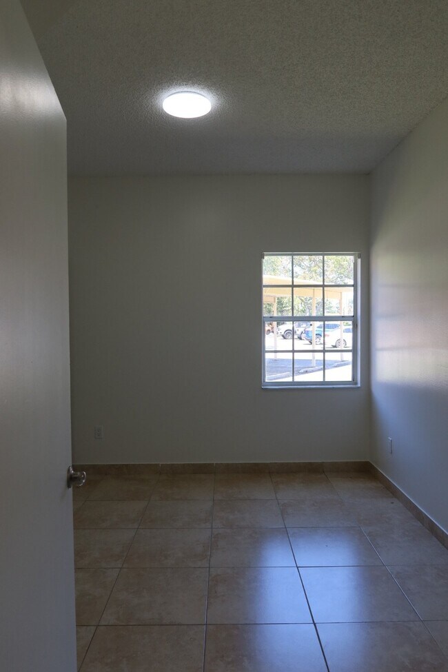 Foto del edificio - 18340 NW 68th Ave