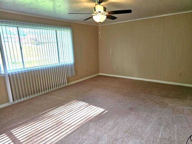 Foto del edificio - ****MOVE IN SPECIAL**** 1/2 OFF 1st MONTHS...