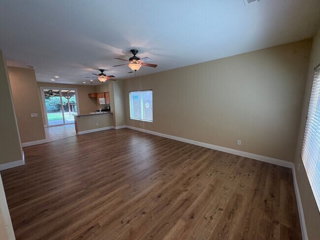Foto del edificio - NW Visalia home Available Now!