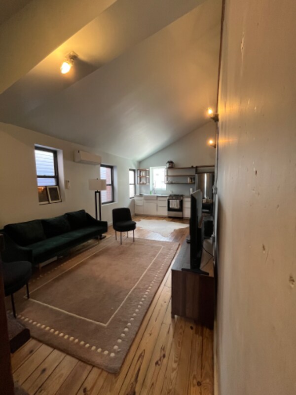 Building Photo - 992 N 5th St