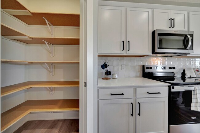 Building Photo - Luxury Townhome