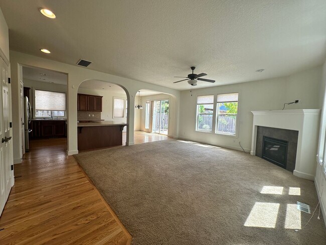 Foto del edificio - Spacious 3 Bedroom + Bonus Room , club, Across from Park!