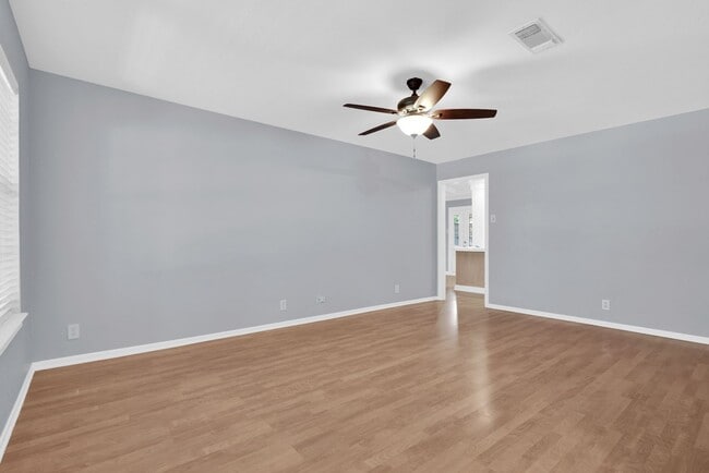 Building Photo - 3/2/2 in Quiet Sherman Neighborhood Near F...