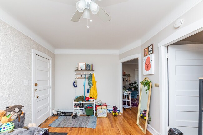 Building Photo - 4010 N Wolcott Ave