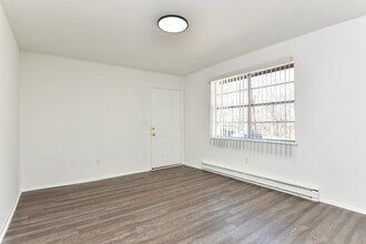 Building Photo - 409 Lily St
