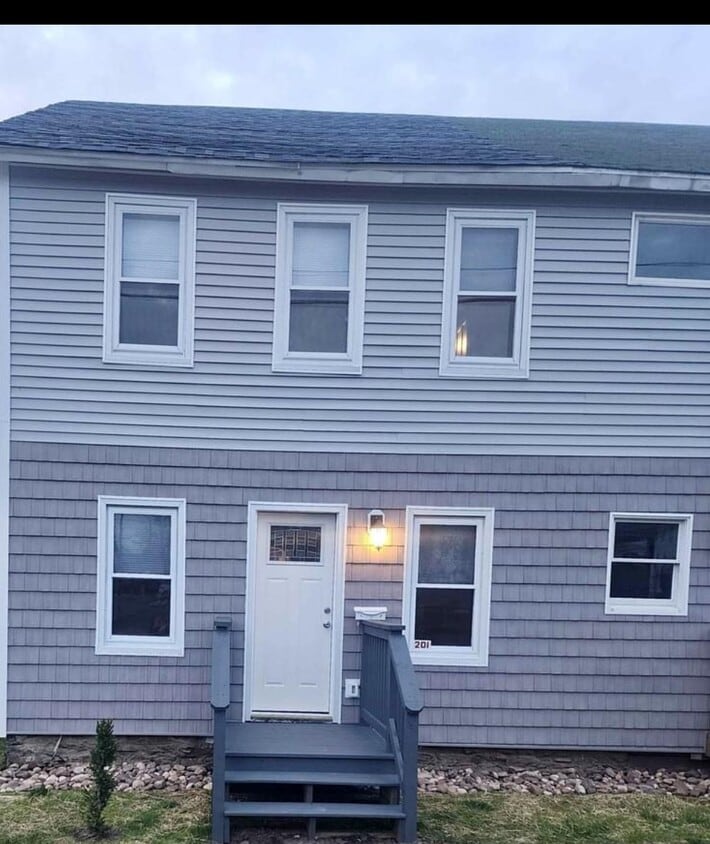 Primary Photo - 203 Pettebone St