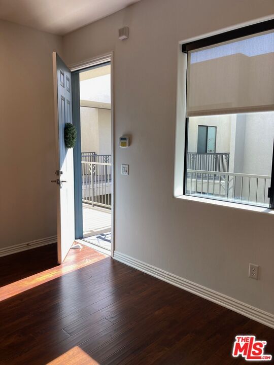 Foto del edificio - 230 S Jackson St