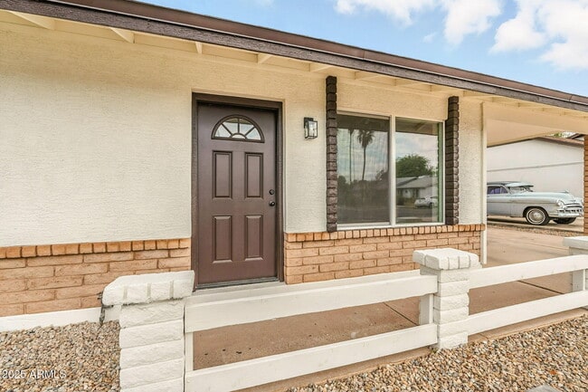 Foto del edificio - 3262 E Enid Ave