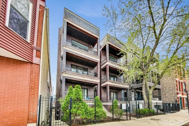 Building Photo - 1441 W Augusta Blvd