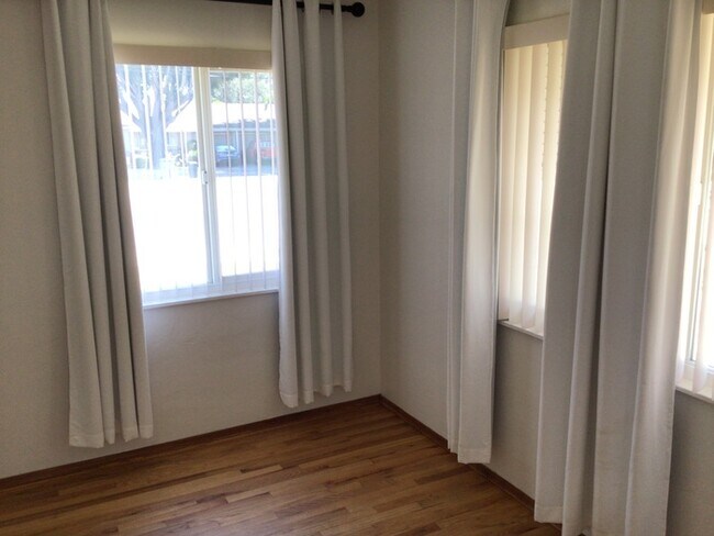 Foto del edificio - Beautiful Duplex 2 bedrooms 1 bath NO A/C ...