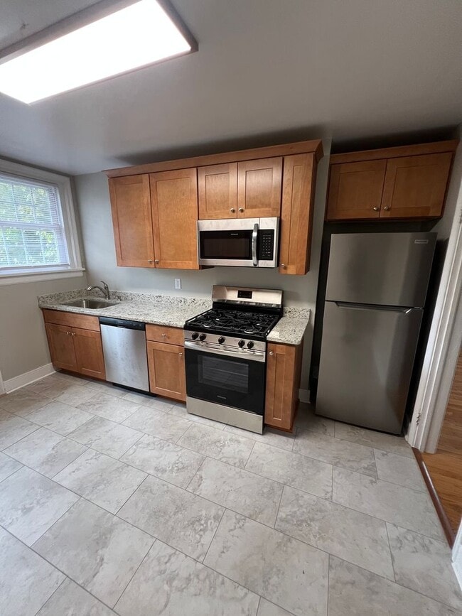 Building Photo - Huge 1 Bedroom Apartment, in the Near west...