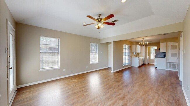 Foto del edificio - 1915 Woodsman Dr