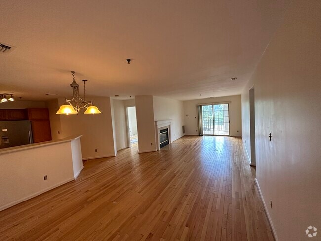 Building Photo - 1100 Quaker Hill Dr