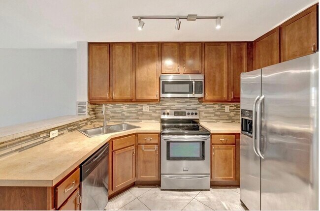 Building Photo - 3055 Riverside Dr