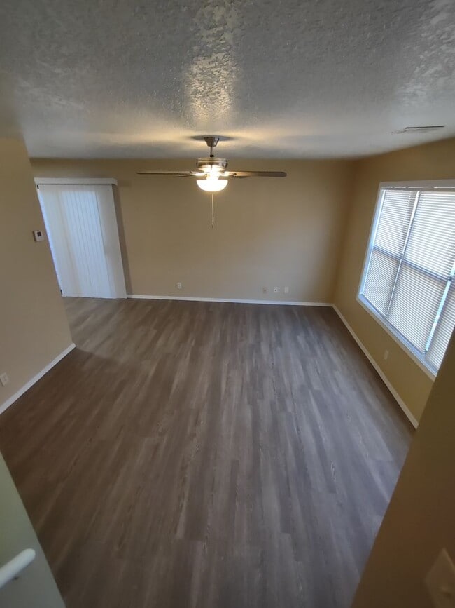 Building Photo - Magnolia Townhome