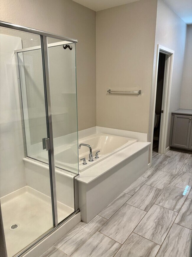 Foto del edificio - 3180 Edgeview Dr