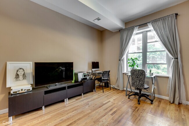 Foto del edificio - 1161 E 61st St