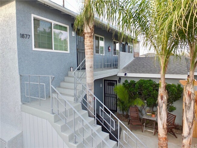 Courtyard / Entry - 1877 San Francisco Ave