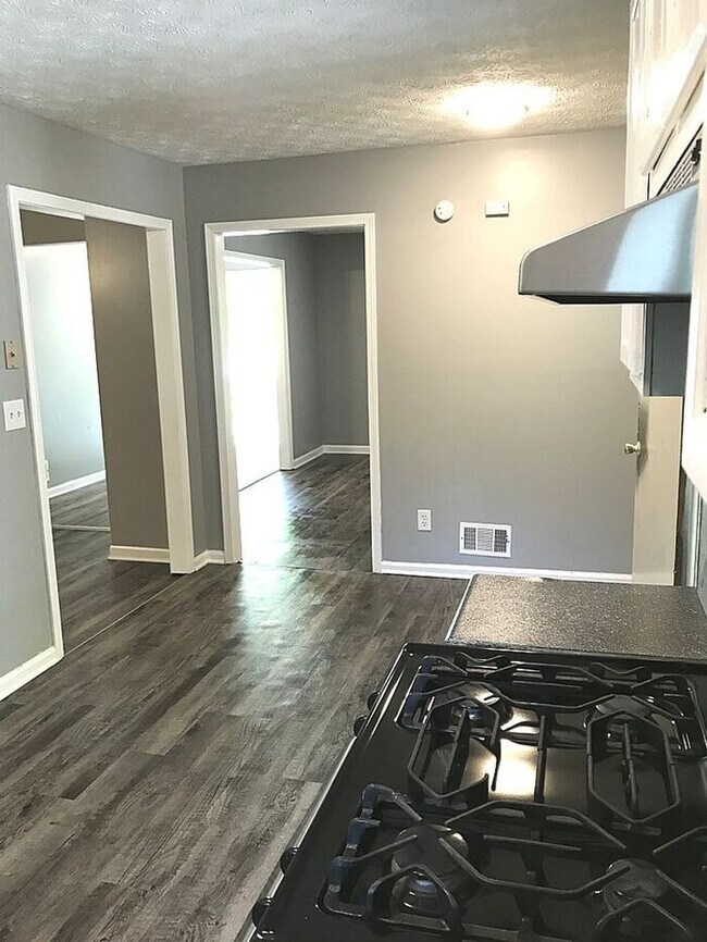 Foto del edificio - New Faux Wood Flooring and Fresh Paint