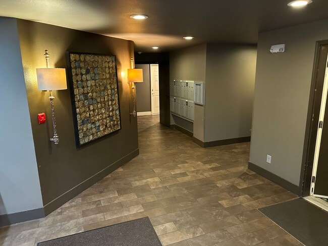 Building Photo - Quiet Updated South Queen 1bd 1bath Condo ...
