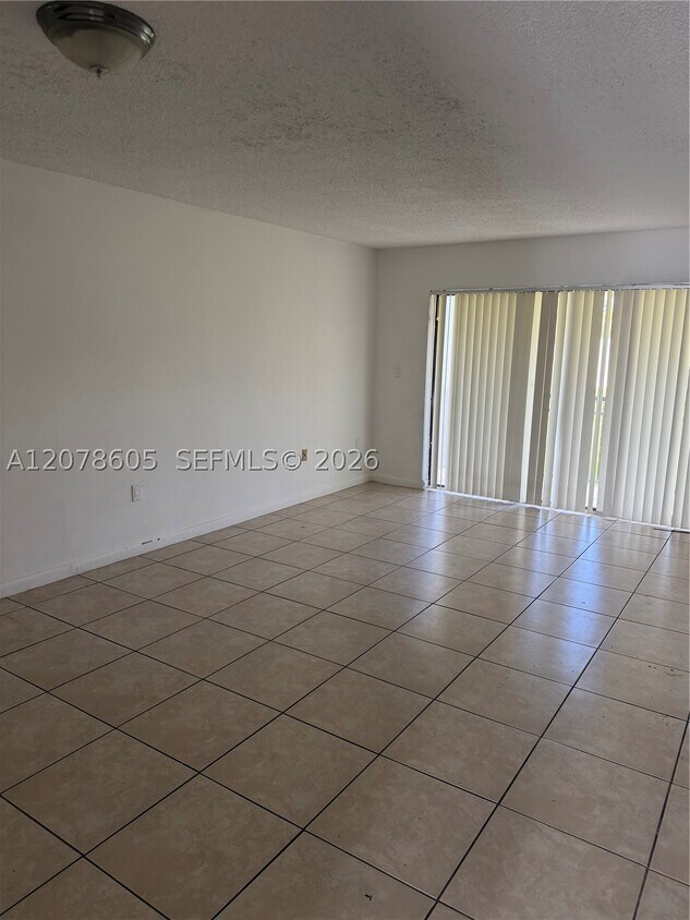 Foto del edificio - 650 NE 149th St