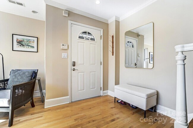 Foto del edificio - 328 W 6th St