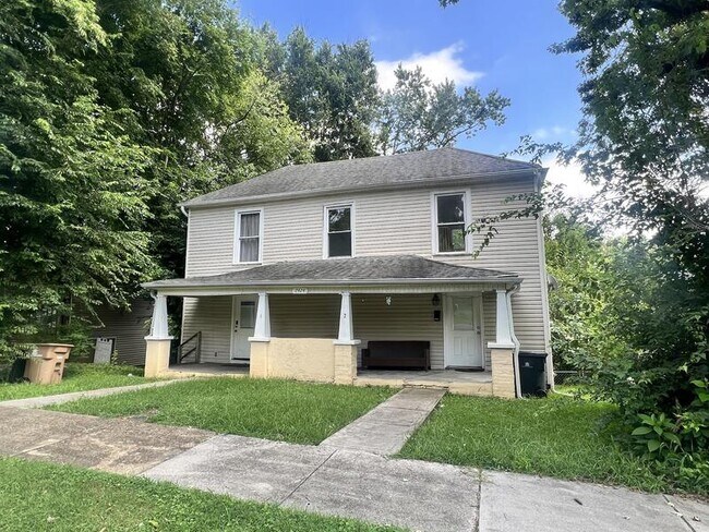 Foto del edificio - 2424 E Glenwood Ave