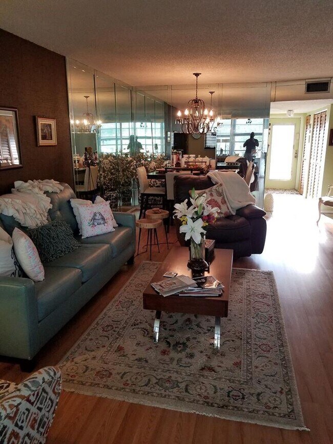 Foto del edificio - 8301 Sands Point Blvd