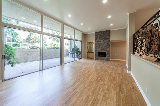 Foto del edificio - 5276 Lindley Ave