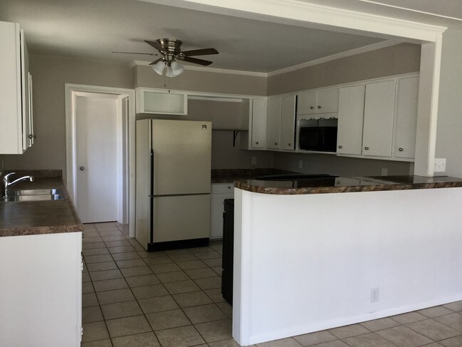 Foto del edificio - 565 E Chadwick Dr