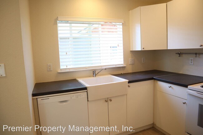 Building Photo - 2 br, 1 bath House - 3510 NE 44th Street