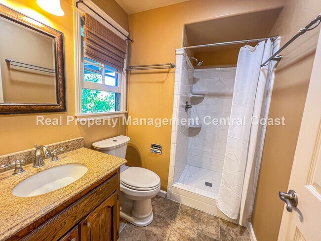 Building Photo - AVAILABLE SEPTEMBER - Nice Home in Atascad...
