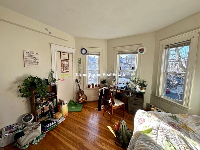 Building Photo - 352 Main St