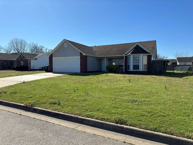 Building Photo - Beautifully Remodeled 3 Bed/2 Bath/2-Car G...