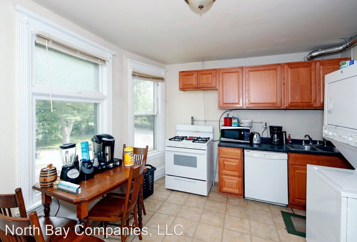 Primary Photo - 10 br, 3.5 bath House - 812 7th St SE