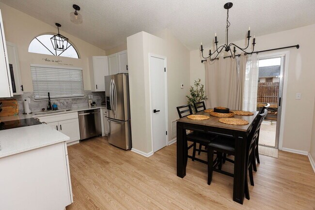 Foto del edificio - Beautifully updated 3 bedroom 2 bath home in Orange Park .