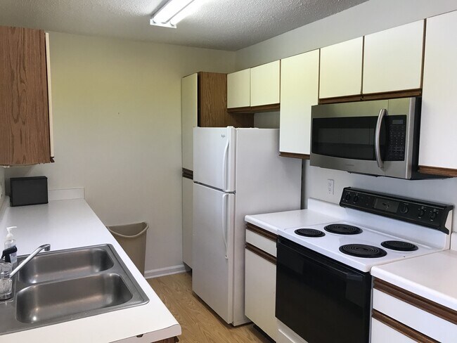 Foto del edificio - FIRST FLOOR, SURFSIDE BEACH THREE-BEDROOM CONDO, AVAILABLE SOON!!
