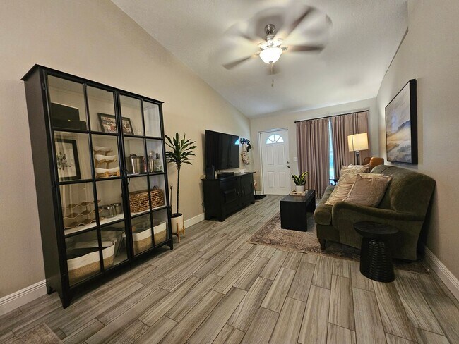 Foto del edificio - Charming 2-Bedroom, 2-Bath Condo with Private End-Unit Location!