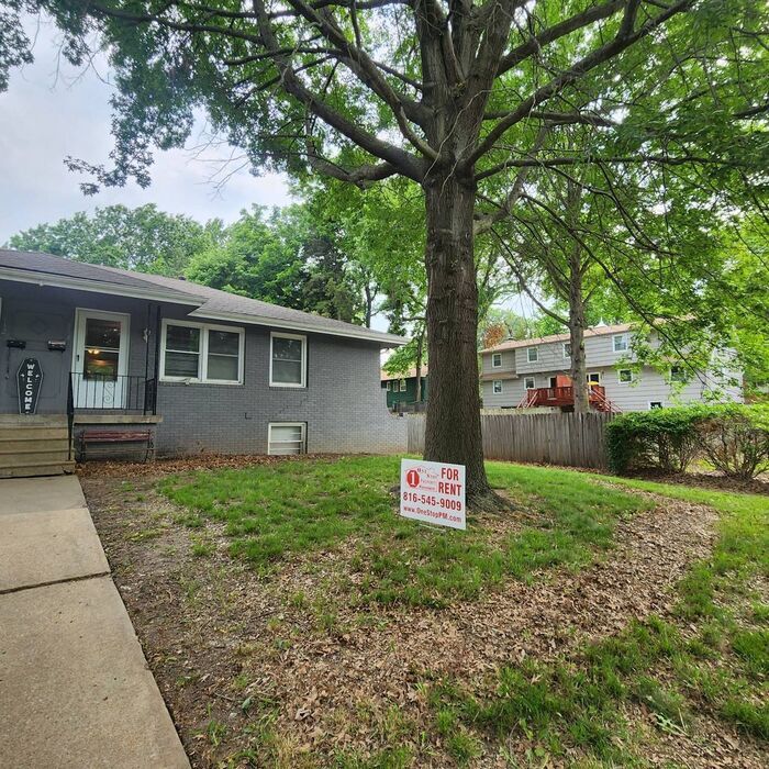 Primary Photo - 3 Bedroom / 2 Bathroom Duplex Home in Blue...