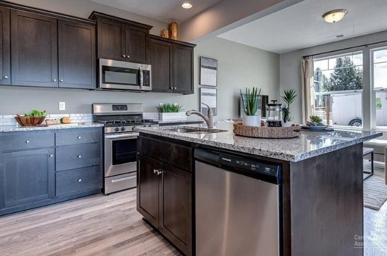 Foto principal - Newer SE 3 Bdrm House, All Appliances incl W/D, Air Cond, Community Pool, Double Garage